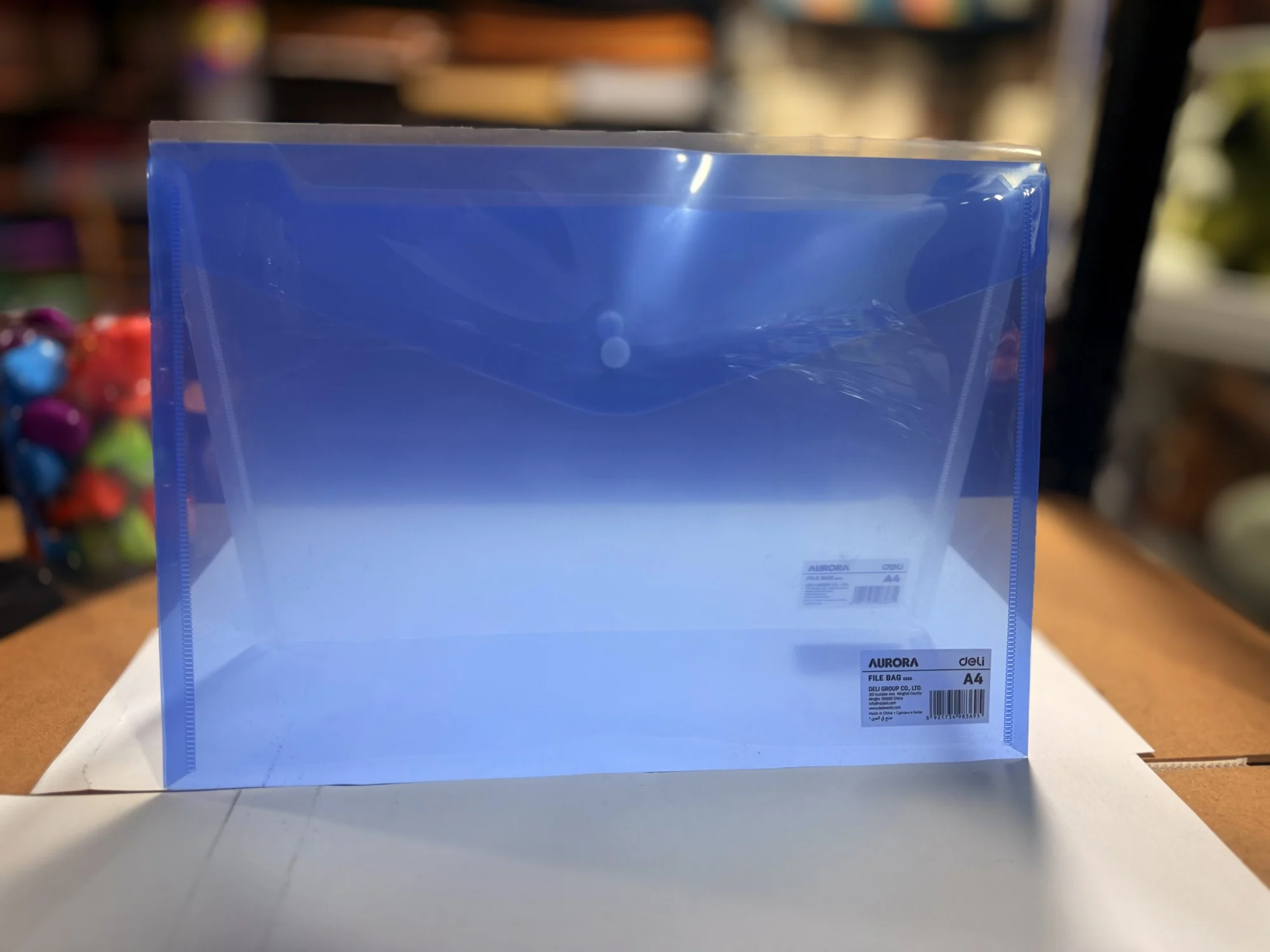 Sobre plástico con broche horizontal azul transparente