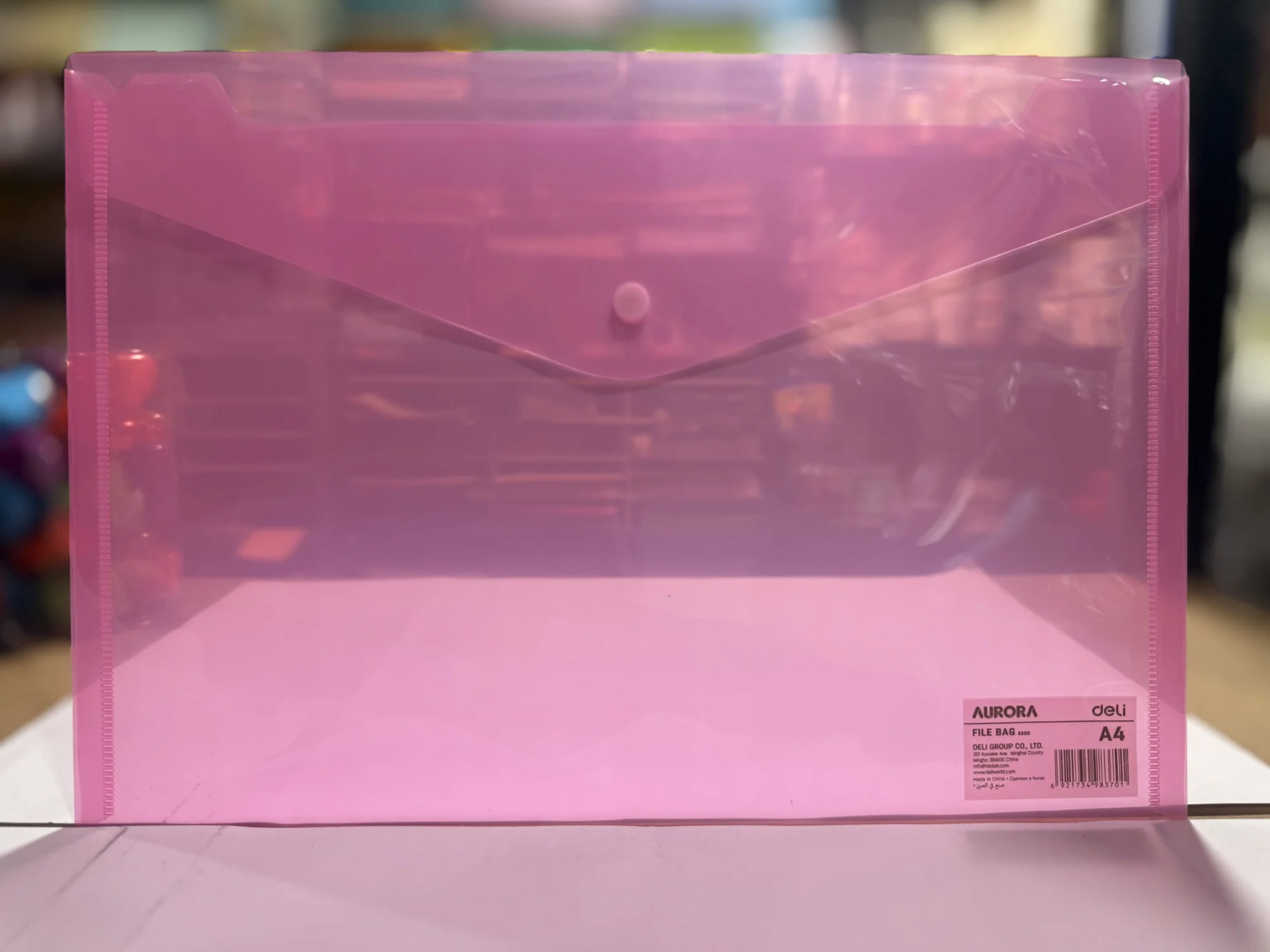 Sobre plástico con broche horizontal rosado transparente