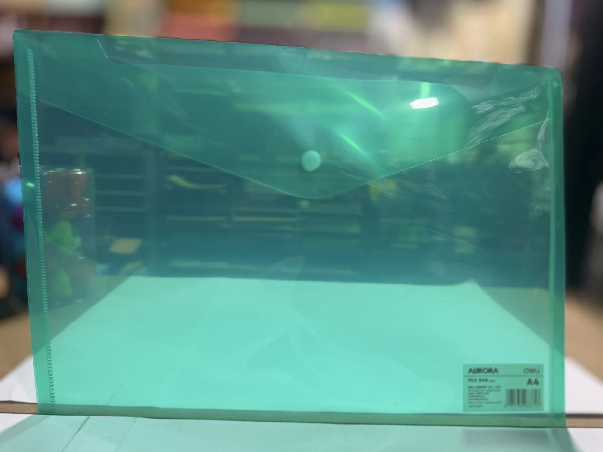Sobre plástico con broche horizontal verde transparente