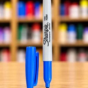 Marcador Sharpie azul en primer plano