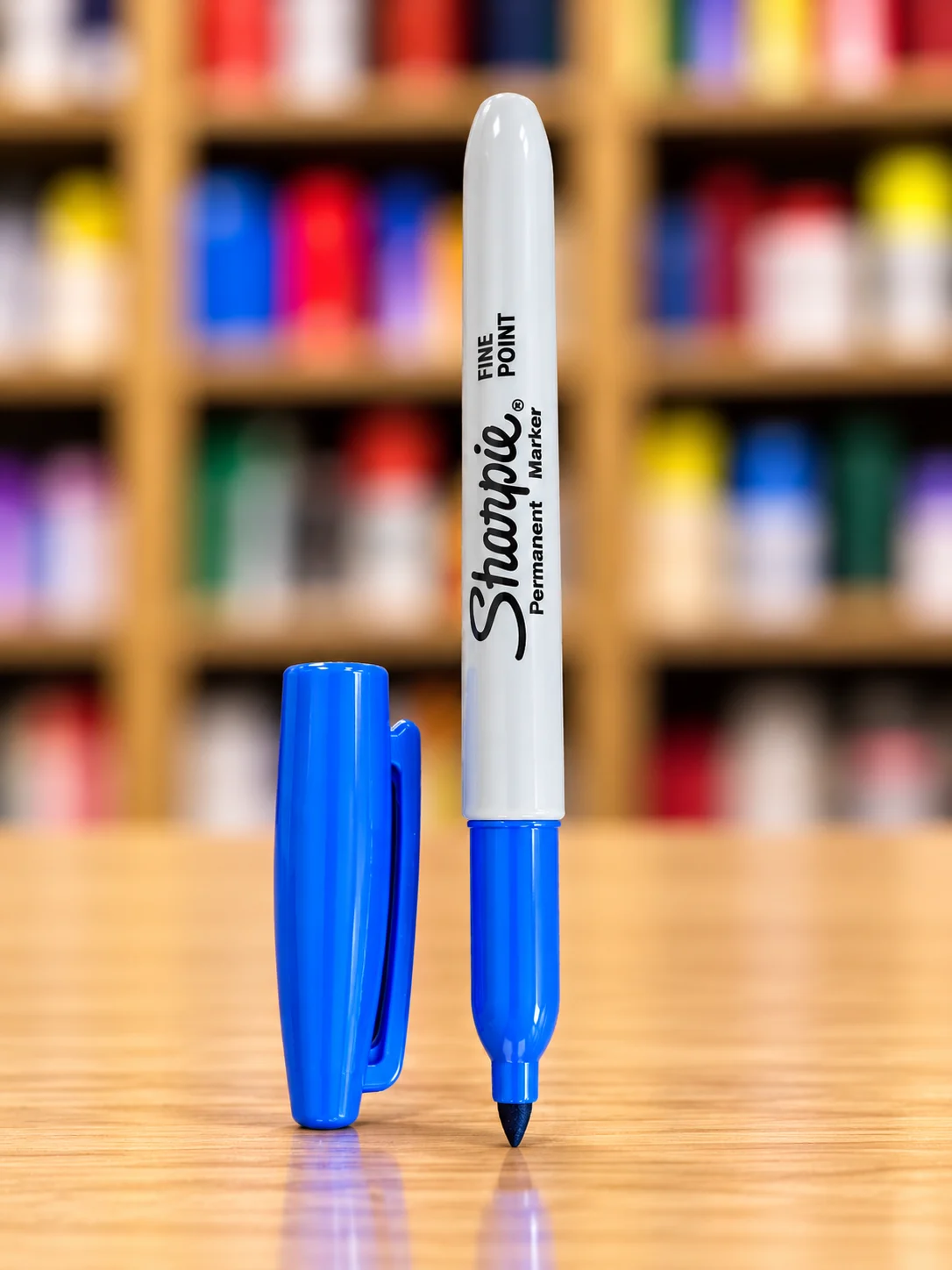 Marcador Sharpie azul en primer plano
